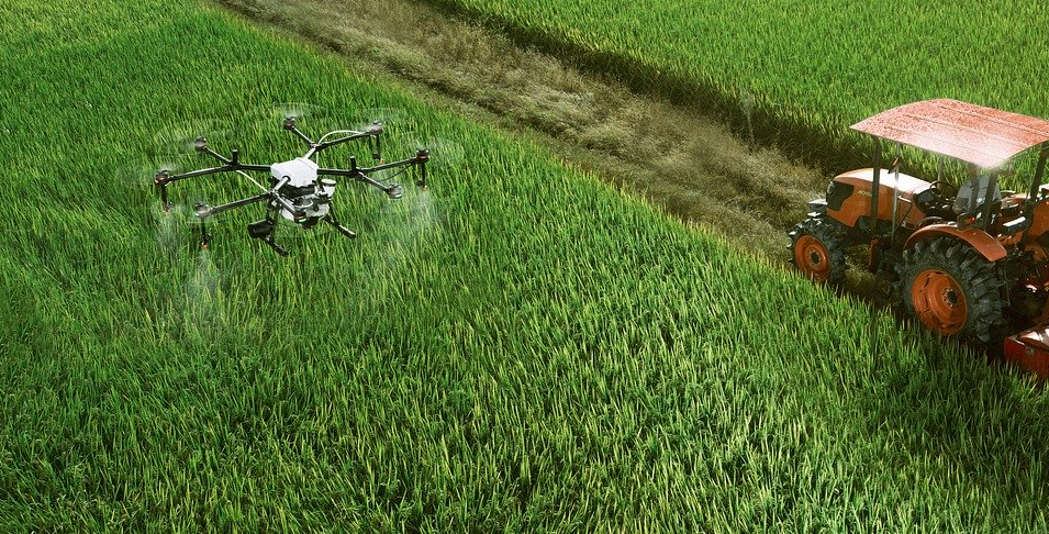 Drohnen über einem Feld