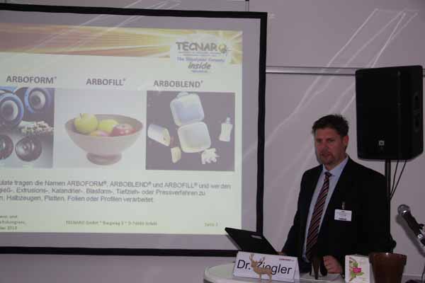 Dr. Lars Ziegler von der Tecnaro GmbH stellt die Produkpalette aus ligninhaltigen Biopolymeren vor.