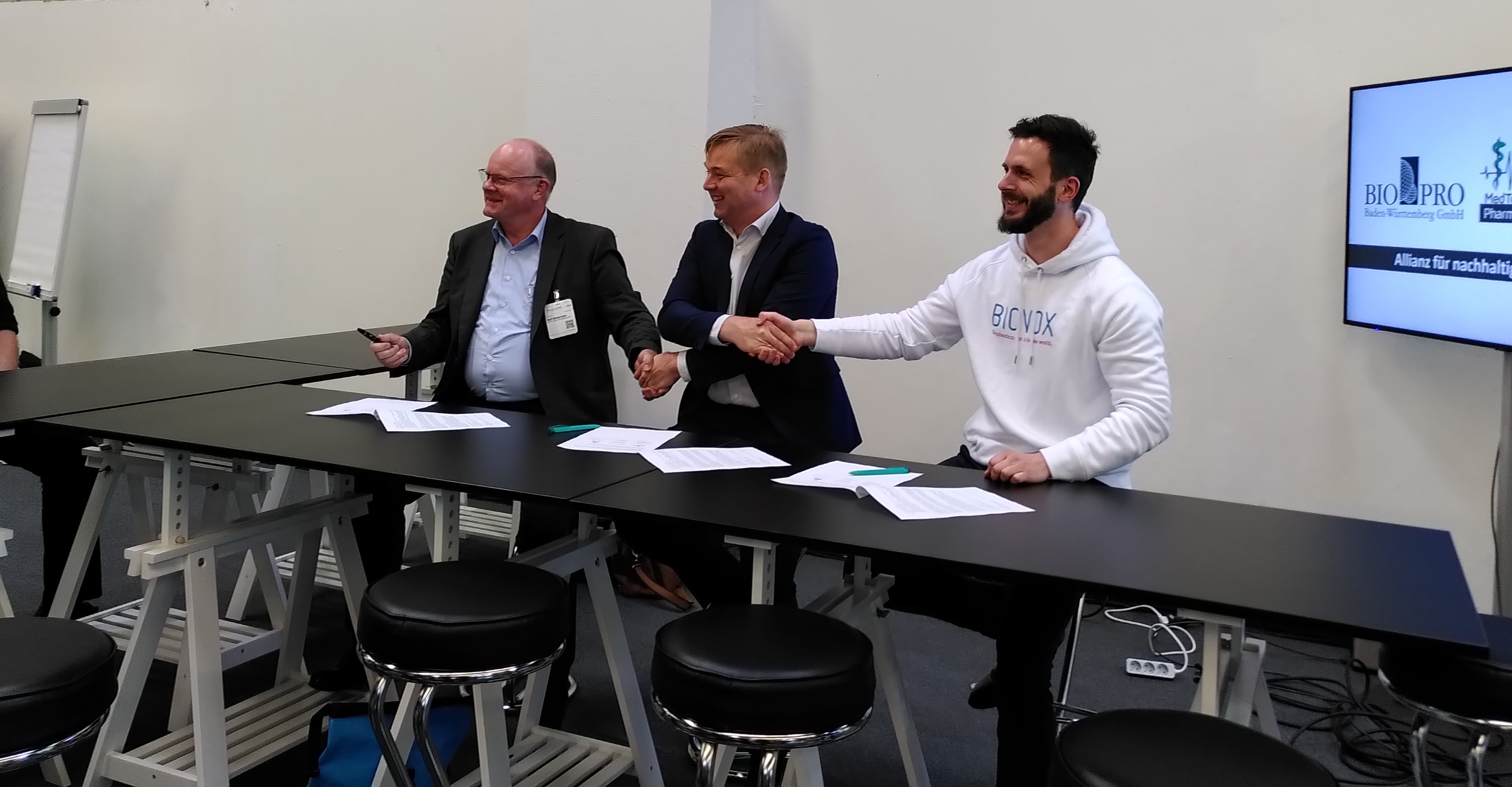 Gruppenbild wo sich die Personen gegenseitig die Hand geben