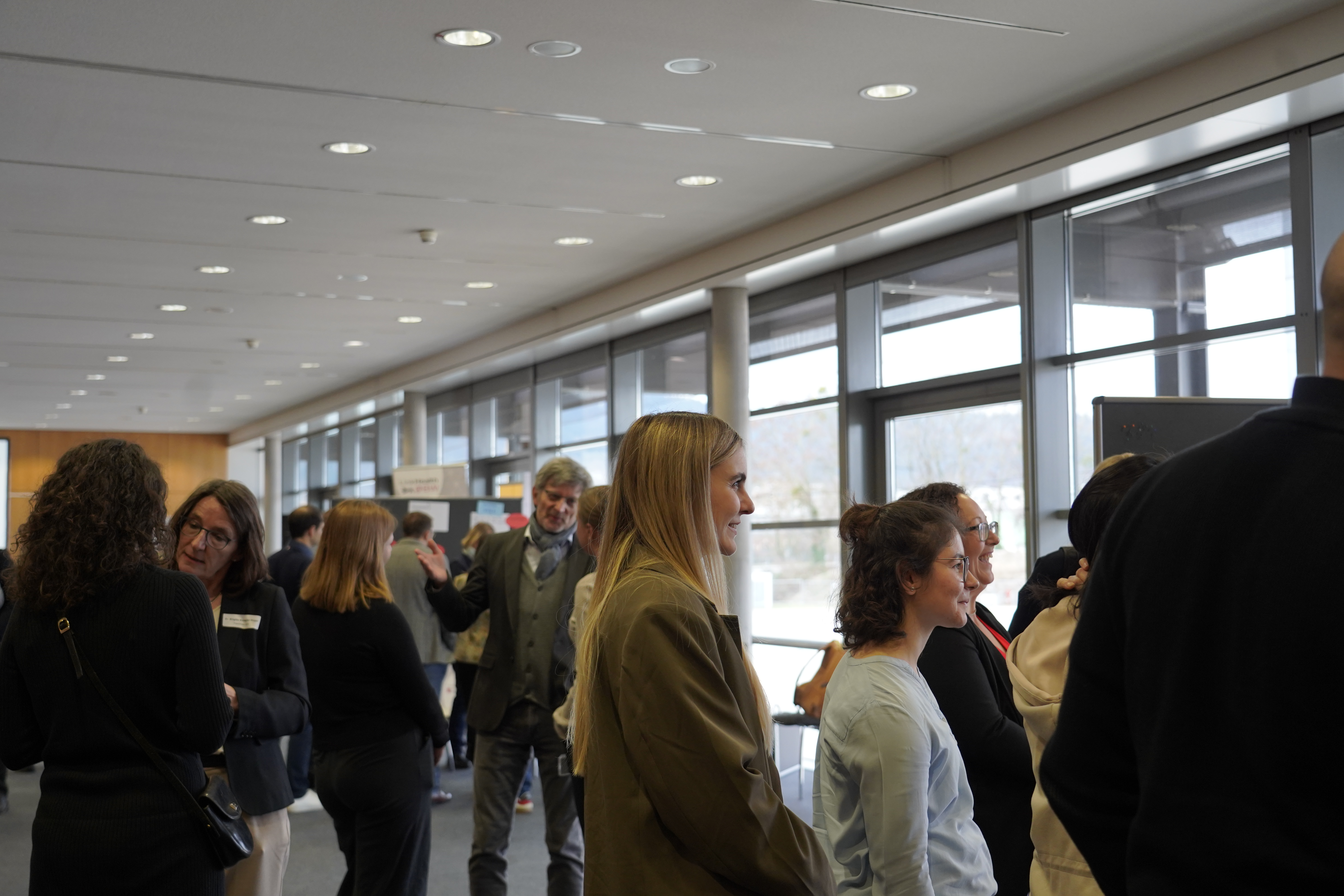 Das Bild zeigt, wie Menschen während der World-Café-Session angeregt miteinander sprechen und einander zuhören.