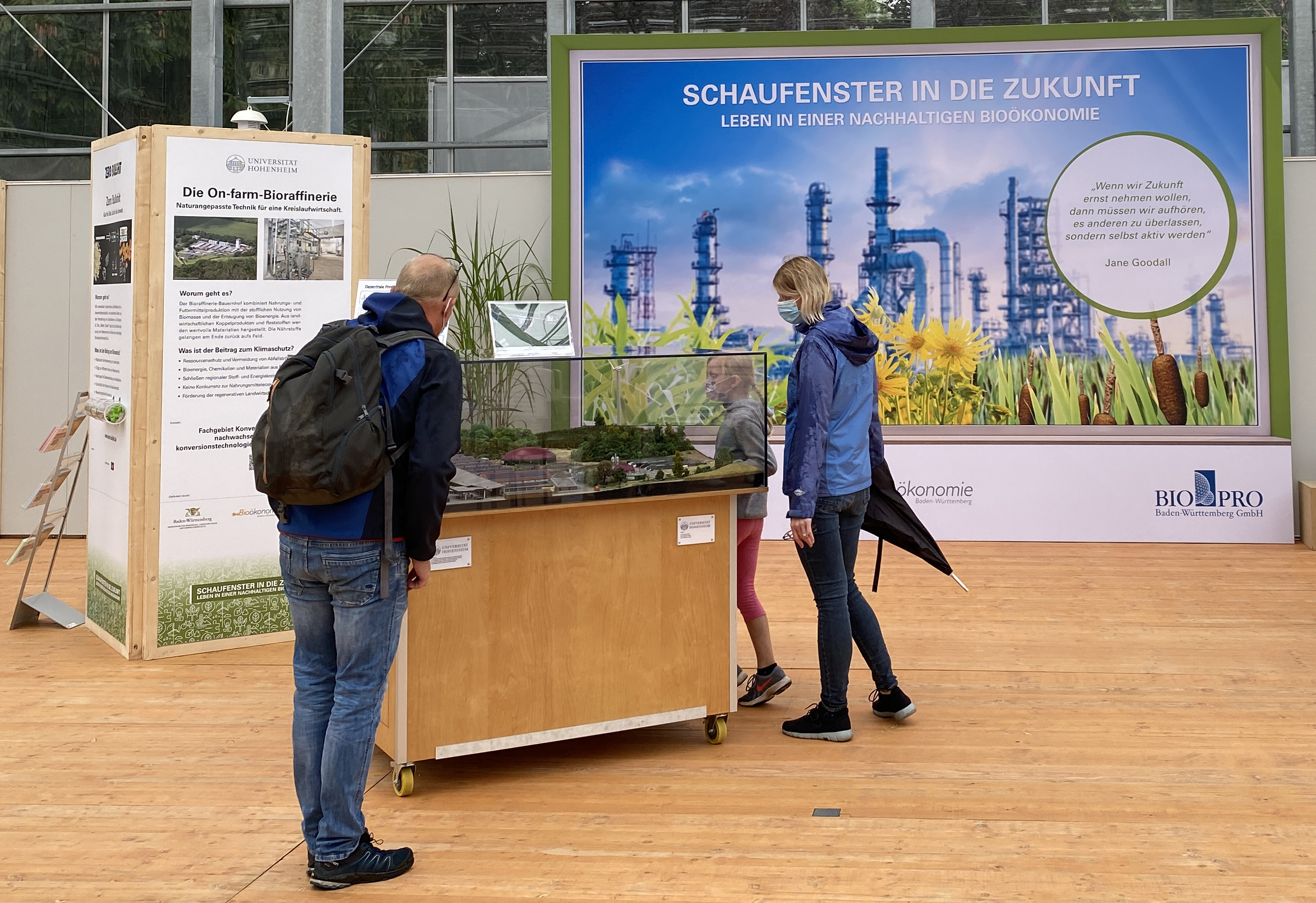 Drei Personen stehen am Modellaufbau 