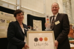 Birgit Gnerlich übergibt die Auszeichnung als Ort im Land der Ideen 2008 an Dr. Ralf Kindervater, Geschäftsführer der BIOPRO Baden-Württemberg GmbH.