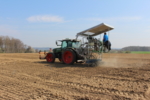 Zu sehen ist eine Sämaschine auf einem Feld.