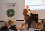 Fotografie von Prof. Dr. Ralf Kindervater sprechend vor einem Publikum.