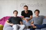 Drei junge Männer auf einem Sofa: das Team der monikit UG.