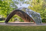 Foto des livMatS Pavillons, das den kompletten Pavillon in Form einer seitlich offenen Halbkugel zeigt.