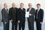 Übergabe des Bewilligungsbescheids „Medical Mountains“. Zu sehen sind v.l.n.r.: Dr. Ralf Kindervater (Geschäftsführer BIOPRO Baden-Württemberg GmbH), Michael Guse (Wirtschaftsdezernent Landkreis Rottweil), IHK-Präsident Dieter Teufel, Regierungspräsident Julian Würtenberger und IHK-Hauptgeschäftsführer Thomas Albiez.